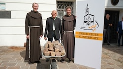 Pater Raimund Kreidl (links), Rudi Rumpl und Pater Martin Bichler brachten die Sanierung ins Rollen. (Bild: Stadt Lienz/Lenzer)