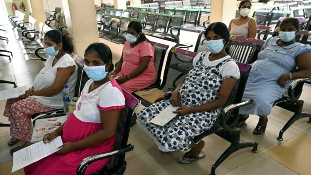 Auf Sri Lanka wird mit dem chinesischen Präparat Sinopharm geimpft. Hier warten schwangere Frauen auf den Stich. (Bild: APA/AFP/ISHARA S. KODIKARA)