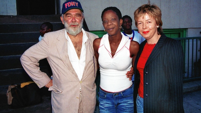 „Krone“-USA-Korrespondent Hans Janitschek und Conny Bischofberger mit Marcy Borders