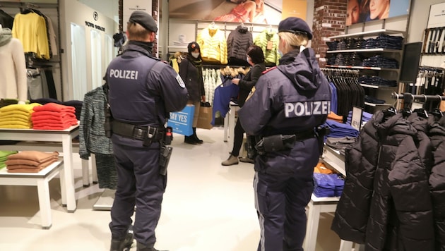 Polizisten werden die Maskenpflicht im Handel nun doch nicht kontrollieren. (Bild: Rojsek-Wiedergut Uta)