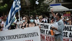 Mitarbeiter aus dem griechischen Gesundheitssektor bei einer Demonstration gegen die Impfpflicht in Griechenland. (Bild: AFP)