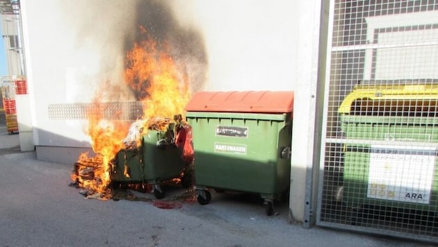 Zwei Altpapiercontainer wurden in Brand gesteckt (Symbolbild). (Bild: FF Gleisdorf)