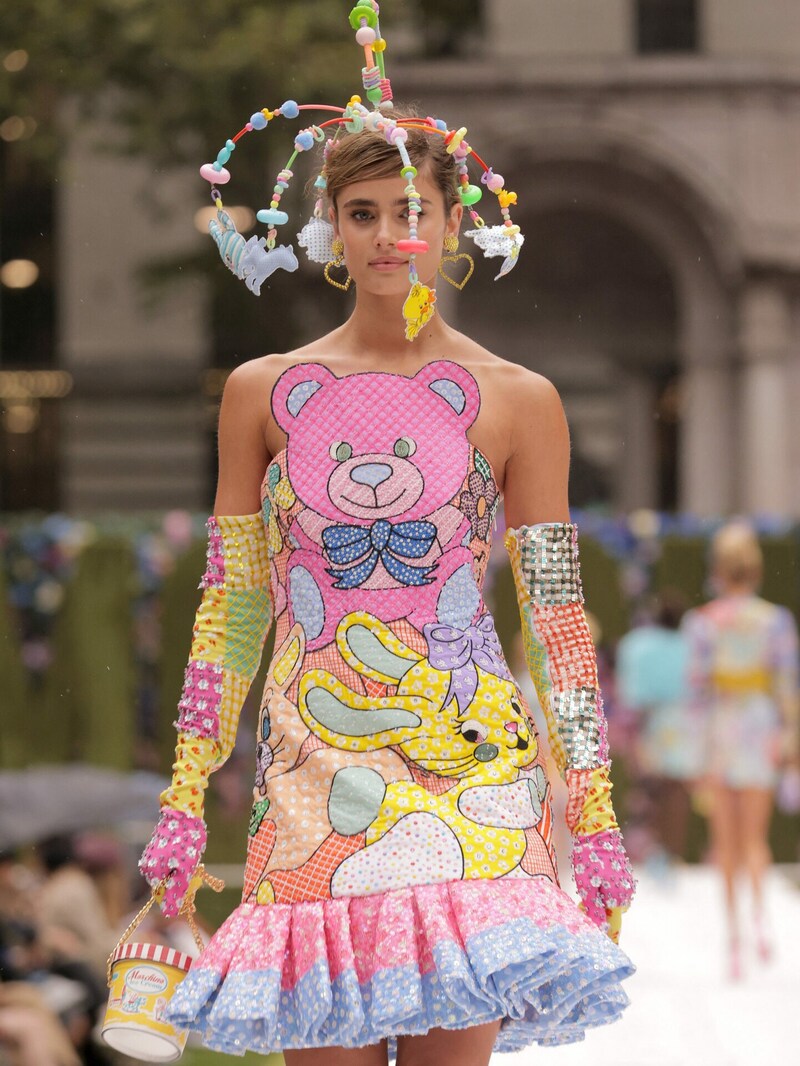 Taylor Hill hat eine Mobile für Babys am Kopf. (Bild: APA/ Randy Brooke/Getty Images for Moschino SS22 show /AFP)