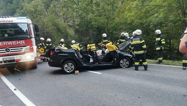 Die verletzte Person musste aus dem Auto geschnitten werden. (Bild: FF Bad Eisenkappel)