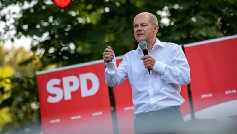 Unangenehme Nachrichten für den wahlkämpfenden Olaf Scholz (Bild: APA/AFP/JENS SCHLUETER)