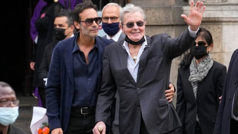 Anthony Delon stützt seinen am Stock gehenden Vater Alain Delon. (Bild: APA/AP Photo/Michel Euler)