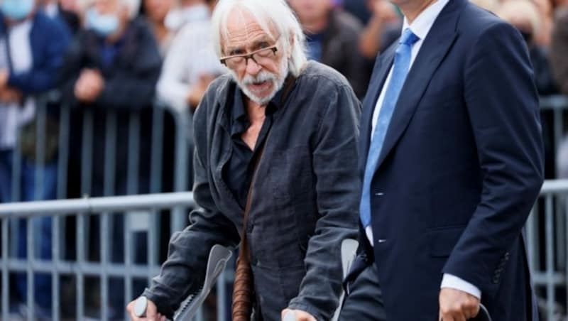 Pierre Richard geht mit Krücken zum Begräbnis von Jean-Paul Belmondo. (Bild: APA/Photo by Thomas SAMSON/AFP)