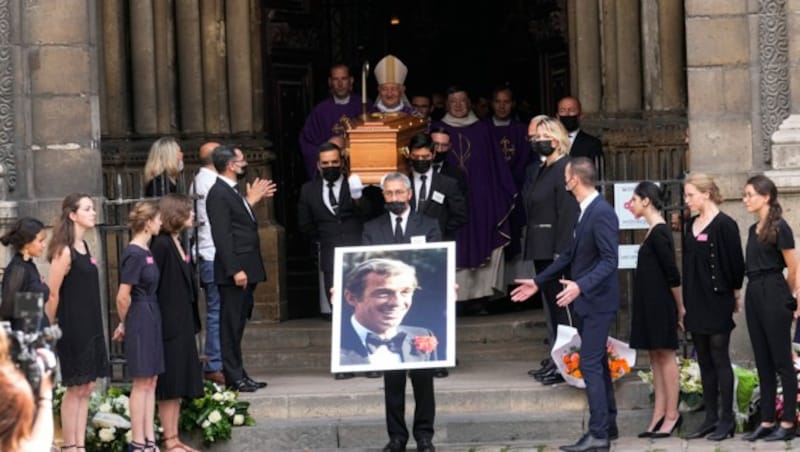 Der Sarg mit Jean-Paul Belmondo wird aus der Kirche getragen. (Bild: APA/AP Photo/Michel Euler)