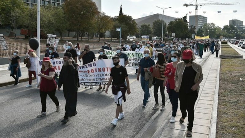 Protest gegen den Impfzwang für Gesundheitspersonal in Thessaloniki (Bild: APA/AFP/Sakis MITROLIDIS)