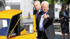 Frank Stronach (vorne) mit dem steirischen Landeshauptmann Hermann Schützenhöfer (ÖVP) (Bild: Wulf Scherbichler, Kronen Zeitung)