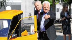 Frank Stronach (vorne) mit dem steirischen Landeshauptmann Hermann Schützenhöfer (ÖVP) (Bild: Wulf Scherbichler, Kronen Zeitung)