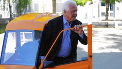 „Der Hauptzweck ist der Weg von zu Hause zur Arbeit und zurück“, schilderte der gebürtige Oststeirer und Magna-Gründer Frank Stronach seine Pläne für sein neues E-Auto-Werk. (Bild: Wulf Scherbichler, Kronen Zeitung)