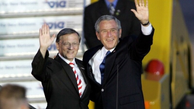 Schüssel und Bush am Flughafen in Wien-Schwechat vor dem EU-USA-Gipfel im Juni 2006 (Bild: APA/Roland Schlager)