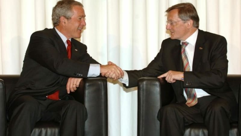 Bush und Schüssel beim Handshake in der Wiener Hofburg (2006). (Bild: Oesterreichische Praesidentschaft/HOPI-MEDIA / BERNHARD J. HOLZNER)