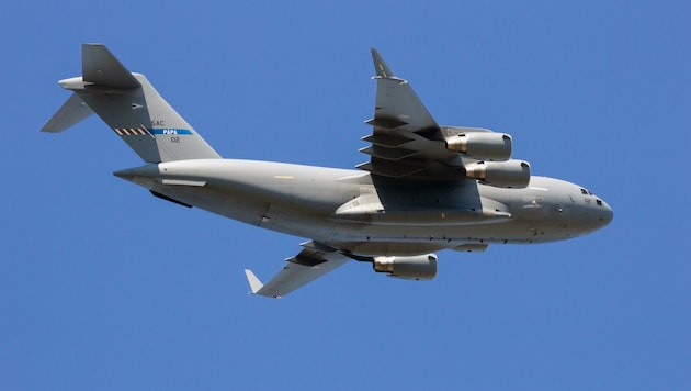 Der Pilot einer Boeing C-17 änderte ohne Angaben von Gründen am Freitag seine Flugroute und seine Höhe massiv. (Bild: Jelle van der Wolf)