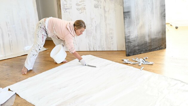 Linda Steinthorsdottir im Atelier (Bild: Alexander Schwarzl)