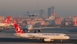 Nach der Landung in Istanbul folgte rasch die Festnahme (Bild: Osman Orsal)