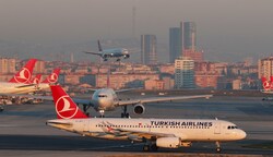 Nach der Landung in Istanbul folgte rasch die Festnahme (Bild: Osman Orsal)