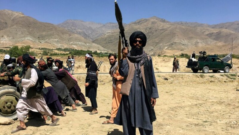 Taliban-Kämpfer im Panjshir-Tal (Bild: AP)