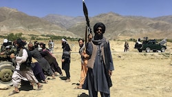 Taliban-Kämpfer im Panjshir-Tal (Bild: AP)