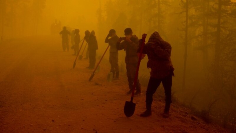 Freiwillige, die gegen die Flammen in der Region Gorny Ulus kämpfen (Bild: AP)