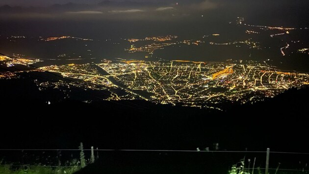 Am herrlichen Nachtblick auf Innsbruck konnten sich weder Patient noch Bergretter wirklich erfreuen. (Bild: Bergrettung Innsbruck)