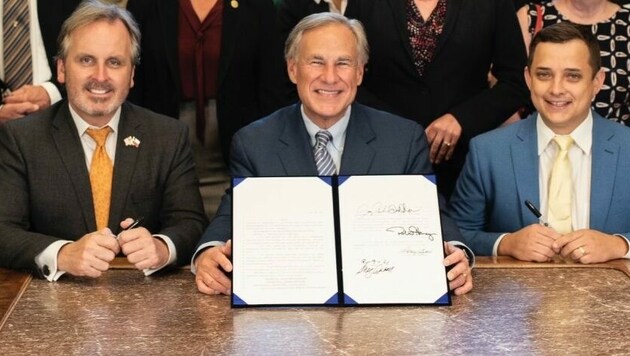 Texas‘ Gouverneur Greg Abbott (Mitte) bei der Unterzeichnung des sogenannten House 20 Bill (Bild: gov.texas.gov)