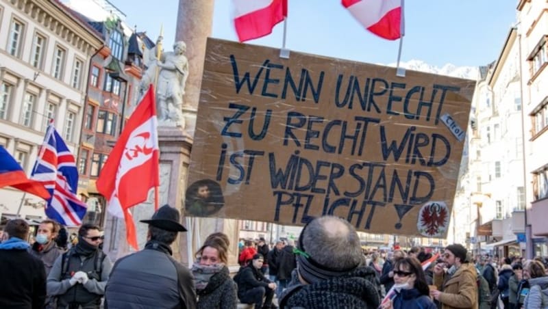 Rund 700 Teilnehmer zogen am 20. Februar 2021 mit Plakaten und Fahnen trotz eines Verbots durch die Straßen Innsbrucks. (Bild: Christian Forcher)