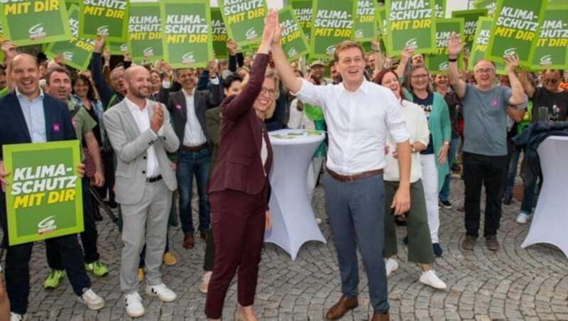 Bundesministerin Leonore Gewessler feuert den grünen Spitzenkandidaten an. (Bild: EXPA/ Reinhard Eisenbauer)