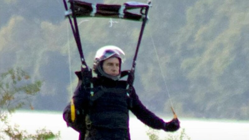 Tom Cruise landete sicher mit seinem Fallschirm. (Bild: kameraone)