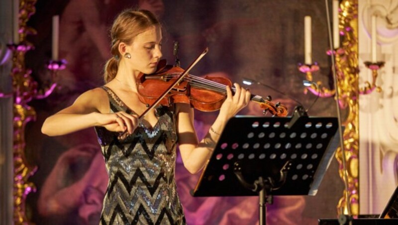 Samira Spiegel, Doppelbegabung an Geige und Klavier (Bild: Arsonore/Martin Hauer)