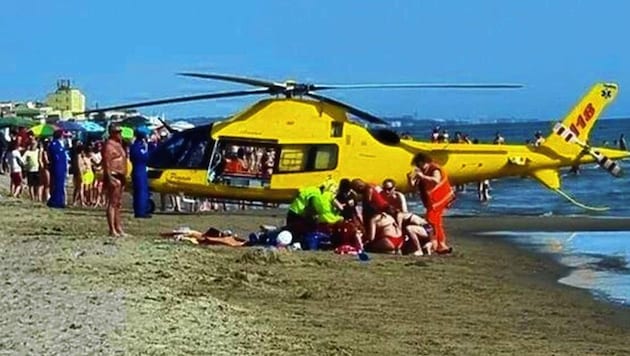 Der Rettungshelikopter landete am Strand, alarmierte Retter leisteten sofort beherzt Erste Hilfe. (Bild: gazzettino.it)