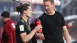 Marcel Sabitzer (li.) mit Bayern-Trainer Julian Nagelsmann (Bild: APA/AFP/Ronny HARTMANN)