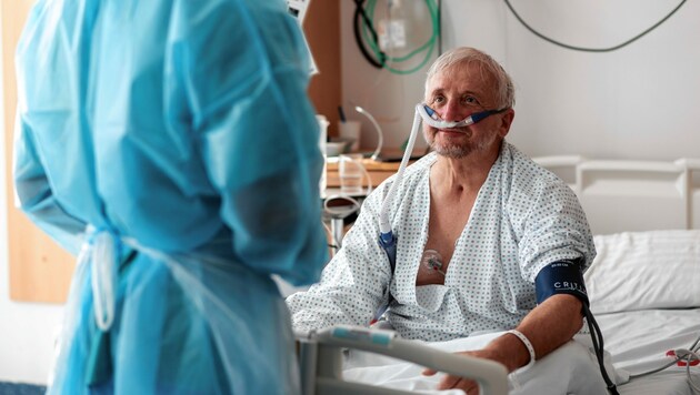 Während Demonstranten in Wien am Samstag gegen Impfungen und Corona-Maßnahmen ihre Parolen skandierten, besuchte die „Krone“ die Intensivstation der Klinik Ottakring. (Bild: Brenek Malena)