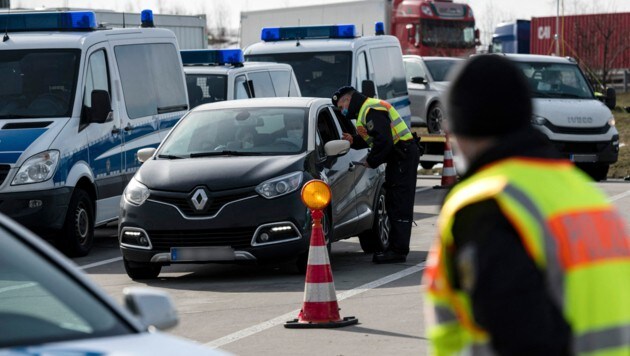 Polizisten kontrollieren Autofahrer an der deutsch-tschechischen Grenze (Bild: AFP)