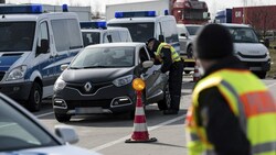 Polizisten kontrollieren Autofahrer an der deutsch-tschechischen Grenze (Bild: AFP)
