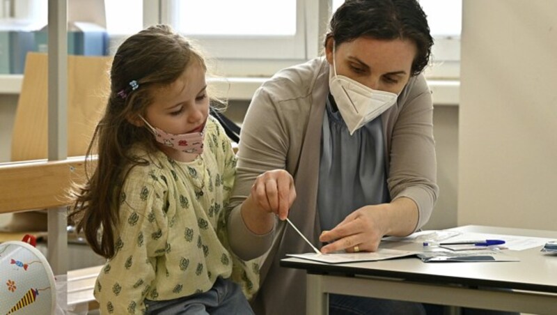 Ein Schulkind in einer Volksschule in Wien beim Corona-Test (Bild: APA/HANS PUNZ)