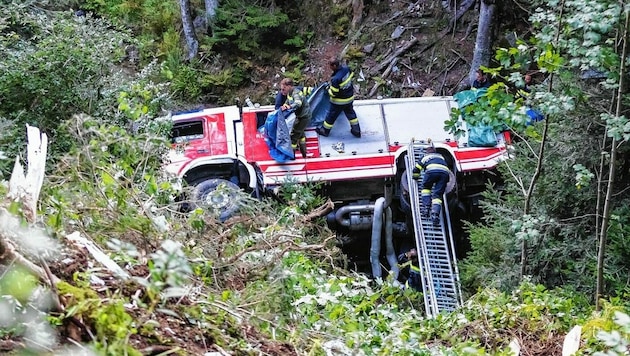 Das Feuerwehrauto stürzte gut 60 Meter den Abhang hinunter. (Bild: Dominik Angerer)