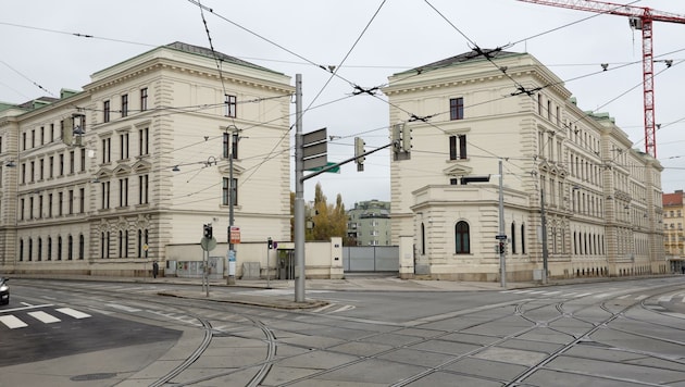 Die Zentrale des polizeilichen Nachrichtendienstes „BVT alt“ – jahrelang war hier ein Leck. (Bild: Karl Schöndorfer)