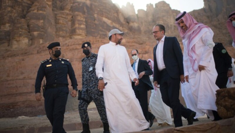 Außenminister Alexander Schallenberg und Prinz Faisal bin Farhan Al Saud bei einem Besuch der Ruinenstadt Al-Ula (Bild: APA/BMEIA/MICHAEL GRUBER)