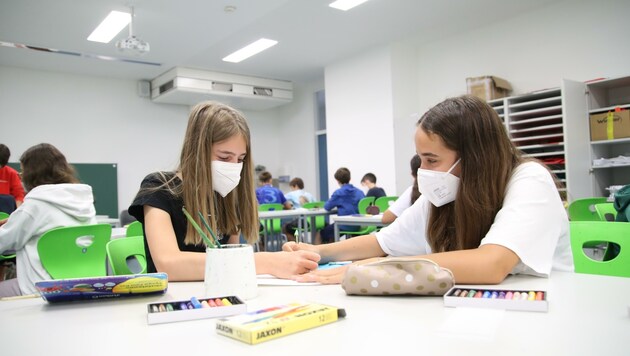 Auch in diesem Jahr wird die Maske in den Schulen eine Rolle spielen – zumindest bei hohen Inzidenzen. (Bild: Tröster Andreas)