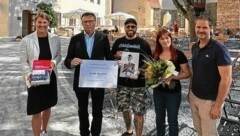 Markus Bartolich und Maria Maletic aus Pama wurden als die 10.000 Besucher der Jubiläumsausstellung geehrt. (Bild: Christian Schulter)