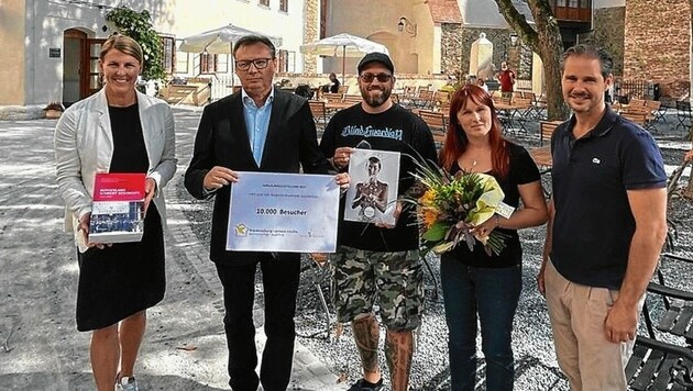 Markus Bartolich und Maria Maletic aus Pama wurden als die 10.000 Besucher der Jubiläumsausstellung geehrt. (Bild: Christian Schulter)