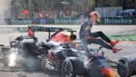 Max Verstappen springt aus seinem Red-Bull-Auto, Lewis Hamilton sitzt noch nach dem Crash in seinem Mercedes. (Bild: GEPA)