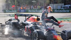 Max Verstappen springt aus seinem Red-Bull-Auto, Lewis Hamilton sitzt noch nach dem Crash in seinem Mercedes. (Bild: GEPA)