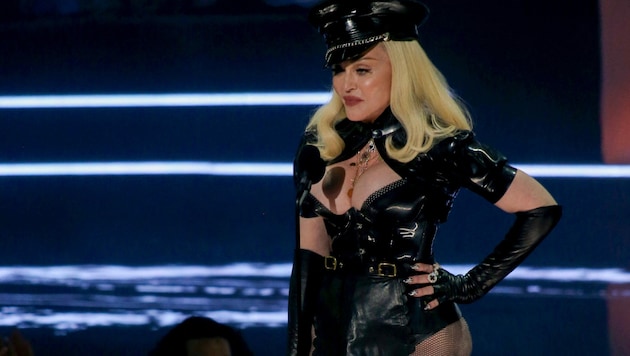 In einem Lack-und-Leder-Outfit überraschte Madonna die Fans bei den MTV Video Music Awards. (Bild: 2021 Getty Images)