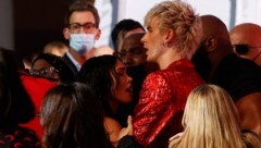 Megan Fox und Machine Gun Kelly entgehen bei den MTV Video Music Awards mit knapper Not einer Schlägerei. (Bild: ANDREW KELLY / REUTERS / picturedesk.com)