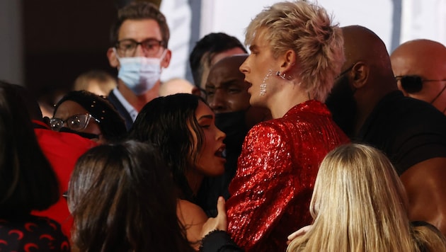Megan Fox und Machine Gun Kelly entgehen bei den MTV Video Music Awards mit knapper Not einer Schlägerei. (Bild: ANDREW KELLY / REUTERS / picturedesk.com)