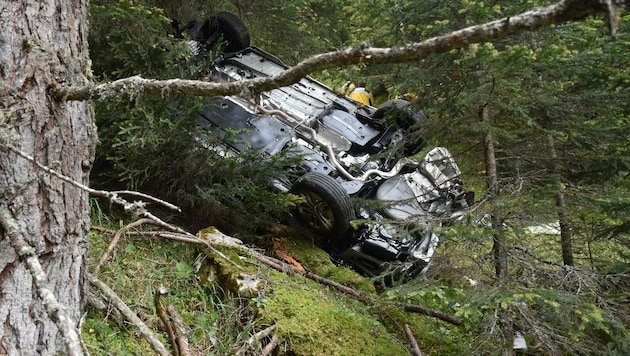 Der Geländewagen stürzte gut 70 Meter durch steiles Waldgebiet ab. (Bild: KAPO Graubünden)