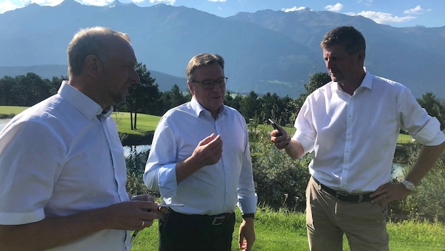 Tirols LH Günther Platter sowie Markus Gassler (CVD, li.) und „Krone“-Chefredakteur Claus Meinert trafen auf der schmucken Stöttlalm bei Mieming zum großen Sommer-Interview zusammen. (Bild: FT)